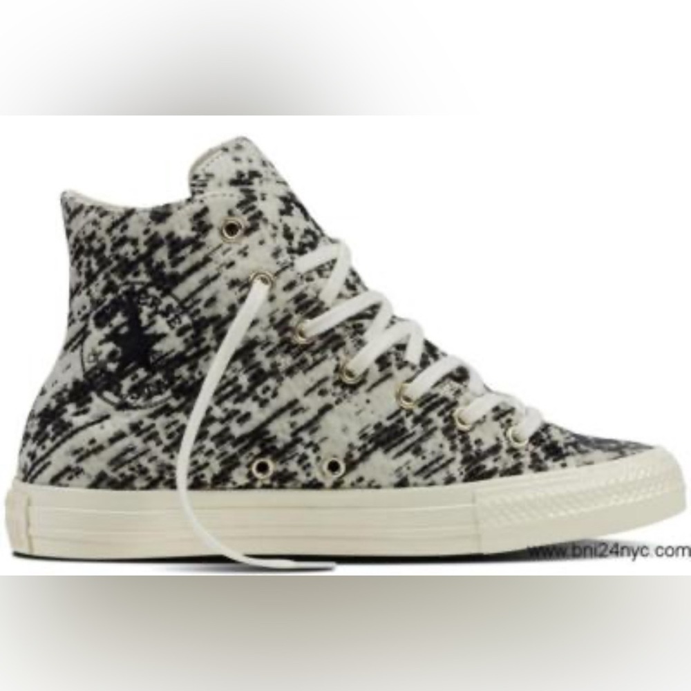LIKE NEW Converse Black and White Patterned Sneakers